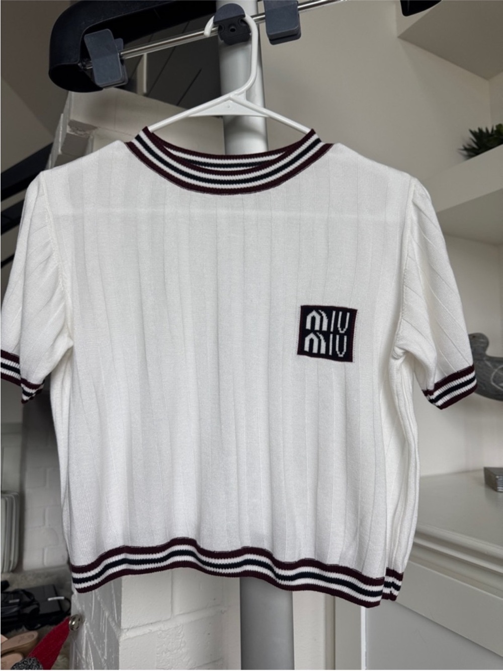 Women’s Ribbed Knit Top/Tee Sz M Crew Slightly Cropped White burgundy Striped